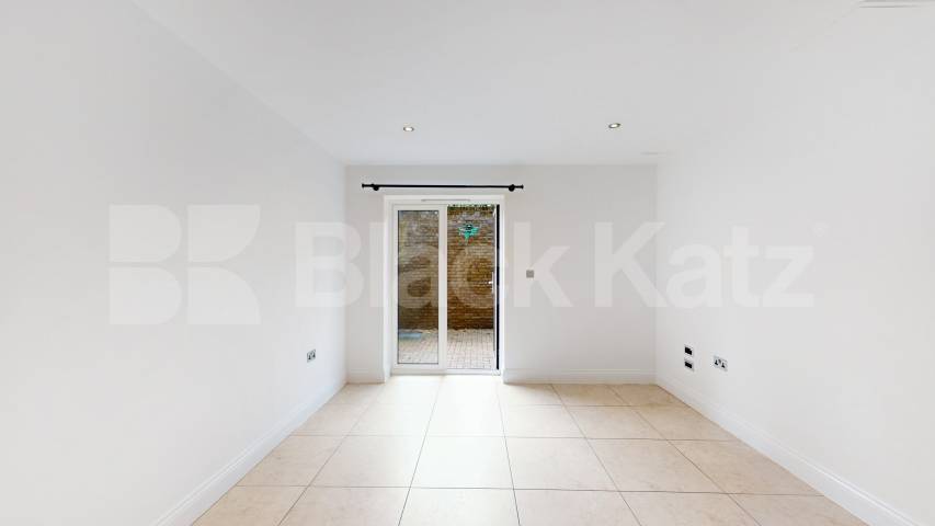 Fantastic 3 bed 2 bath within a private secure development mins to shops Huguenot Drive, Palmers Green